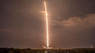 La primera nave de carga para la estación espacial china se acopló con éxito