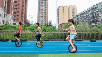 China aumenta apoyo a industrias de cuidado de niños y adultos mayores