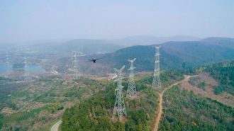 China pone en funcionamiento su mayor proyecto de transmisión eléctrica de ultra alto voltaje