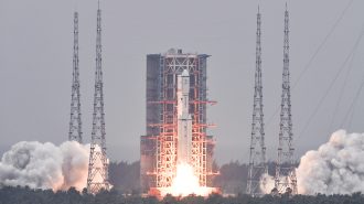China lanzó nuevo satélite de relevo para comunicaciones en la Tierra y la Luna