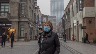 Médico de Wuhan: El virus se atajó con mascarillas, test y cuarentenas