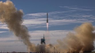 Despegó con éxito la nave que llevará a tres astronautas chinos al espacio