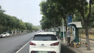 China emite plan para impulsar recarga de vehículos eléctricos en autopistas