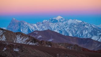 Revolución en las nubes: China crea nieve artificial con drones en las montañas Kunlun
