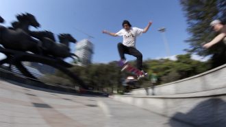 Chileno fue de vacaciones a China y ahora vende skates en Beijing