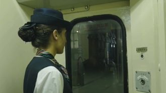 La historia de la primera azafata del tren tayika de Xinjiang