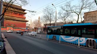 China reanuda la actividad progresivamente tras sufrir su peor ola de Covid-19