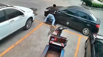 A lo Hulk: Hombre arrastró un vehículo que lo dejó atrapado en estacionamiento