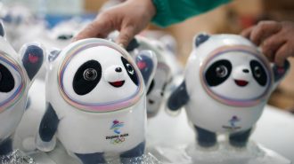 Un experimentado escultor de masa hace un modelo de la mascota de los JJ. OO. de Invierno