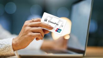 Bancos rusos planean usar sistema chino tras bloqueo de Mastercard y Visa