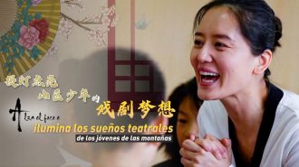 La profesora de teatro que ilumina la vida de los niños de las zonas montañosas de China