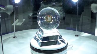 Muestra lunar recolectada por China se exhibe por primera vez en Tailandia