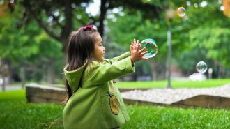 Subsidio infantil en China: familias recibirán 500 dólares anuales por cada menor de tres años