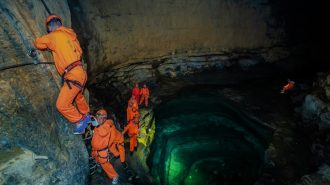 Descubriendo las maravillas subterráneas: Turistas se adentran en la joya cárstica de Suiyang