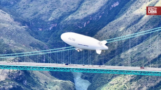 Dirigible chino AS700 realiza su primer vuelo sobre el puente más alto del mundo