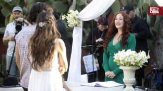 Alejandra Herrera celebra desde China el éxito de la primera teleserie vertical chilena