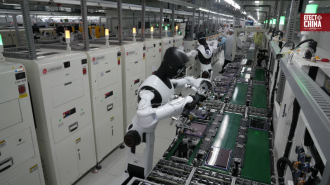 Robots humanoides ejecutan tareas de precisión en líneas de ensamblaje