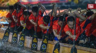 Celebran carrera de botes de dragón en el sur de China