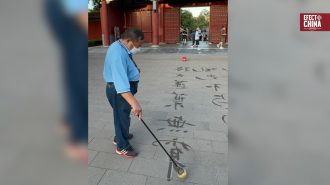 Dìshū: el arte chino de escribir con agua que desafía el tiempo