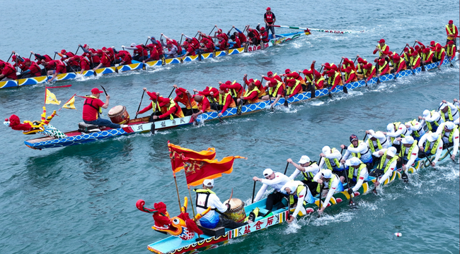 Equipos de remeros compiten en una carrera del Festival del Bote del Dragón en China, una de las celebraciones tradicionales más importantes del país.
