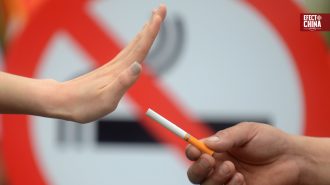 Iniciativa comunitaria china para dejar de fumar lleva el apoyo a la puerta de la casa