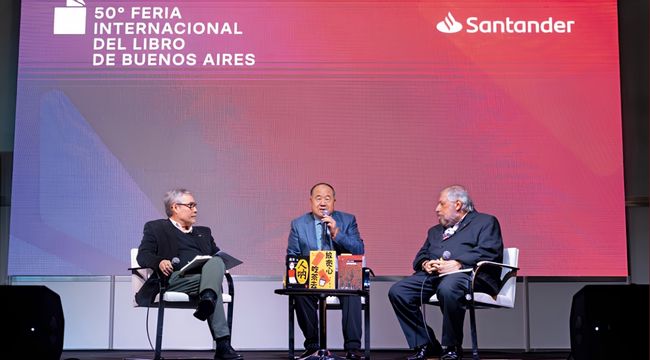 El escritor chino y Premio Nobel de Literatura Mo Yan participa en una conversación durante la Feria Internacional del Libro de Buenos Aires 2026 junto a otros invitados.