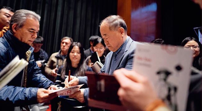 El escritor chino y Premio Nobel de Literatura Mo Yan firma autógrafos a lectores durante una actividad en la Feria Internacional del Libro de Buenos Aires.
