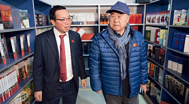 El escritor chino y Premio Nobel de Literatura Mo Yan visita la librería china Gran Muralla durante su estadía en Buenos Aires, acompañado por un representante de la comunidad china.