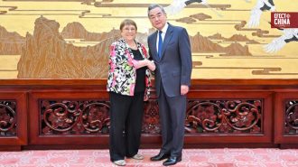 En cita con Bachelet, canciller chino comprometió participación “responsable y constructiva” en elección ONU