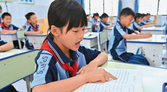 Alumnos practican sus habilidades lectoras en una escuela primaria de Guangxi, China