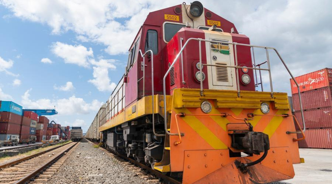 Tren de carga junto a contenedores como ejemplo de cooperación ferroviaria e infraestructura