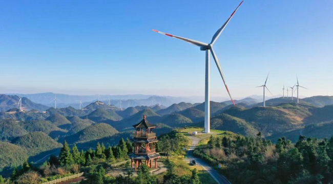 Aerogeneradores instalados en una zona montañosa como parte del desarrollo verde de China