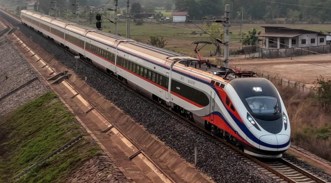 Tren del Ferrocarril China-Laos circula por una vía electrificada