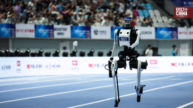 Más de 2.000 robots humanoides compiten en Beijing