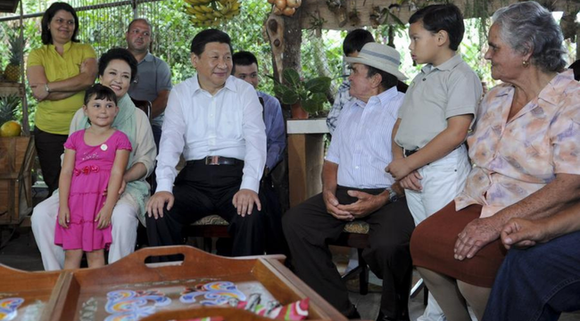 Xi Jinping conversa con una familia agrícola durante una visita a Costa Rica