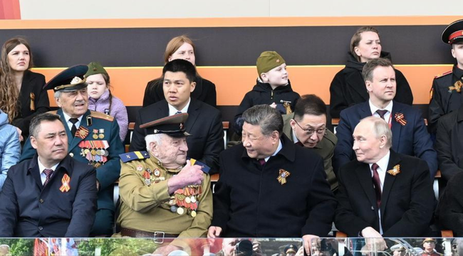 Xi Jinping y Vladimir Putin conversan con un veterano ruso durante una ceremonia en Moscú