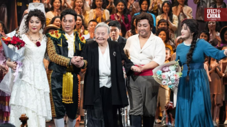 Zheng Xiaoying dirige “Carmen” en China a sus 97 años