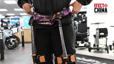Exoesqueletos chinos ayudan a movilidad de personas en Chile como dispositivos integrados al cuerpo