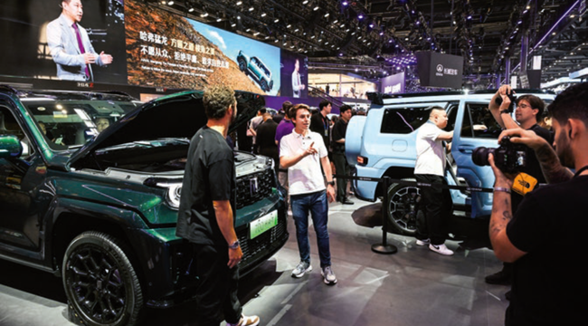 Visitantes recorren una exposición de vehículos y tecnología automotriz en China