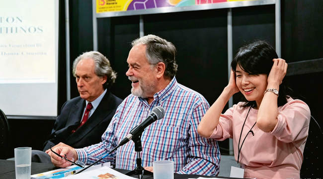 Lu Min, a la derecha, y Mempo Giardinelli, al centro, durante un diálogo literario en Buenos Aires en abril de 2019.